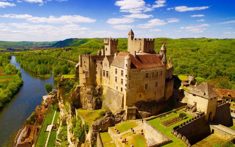 Beynac-et-Cazenac : le village médiéval incontournable